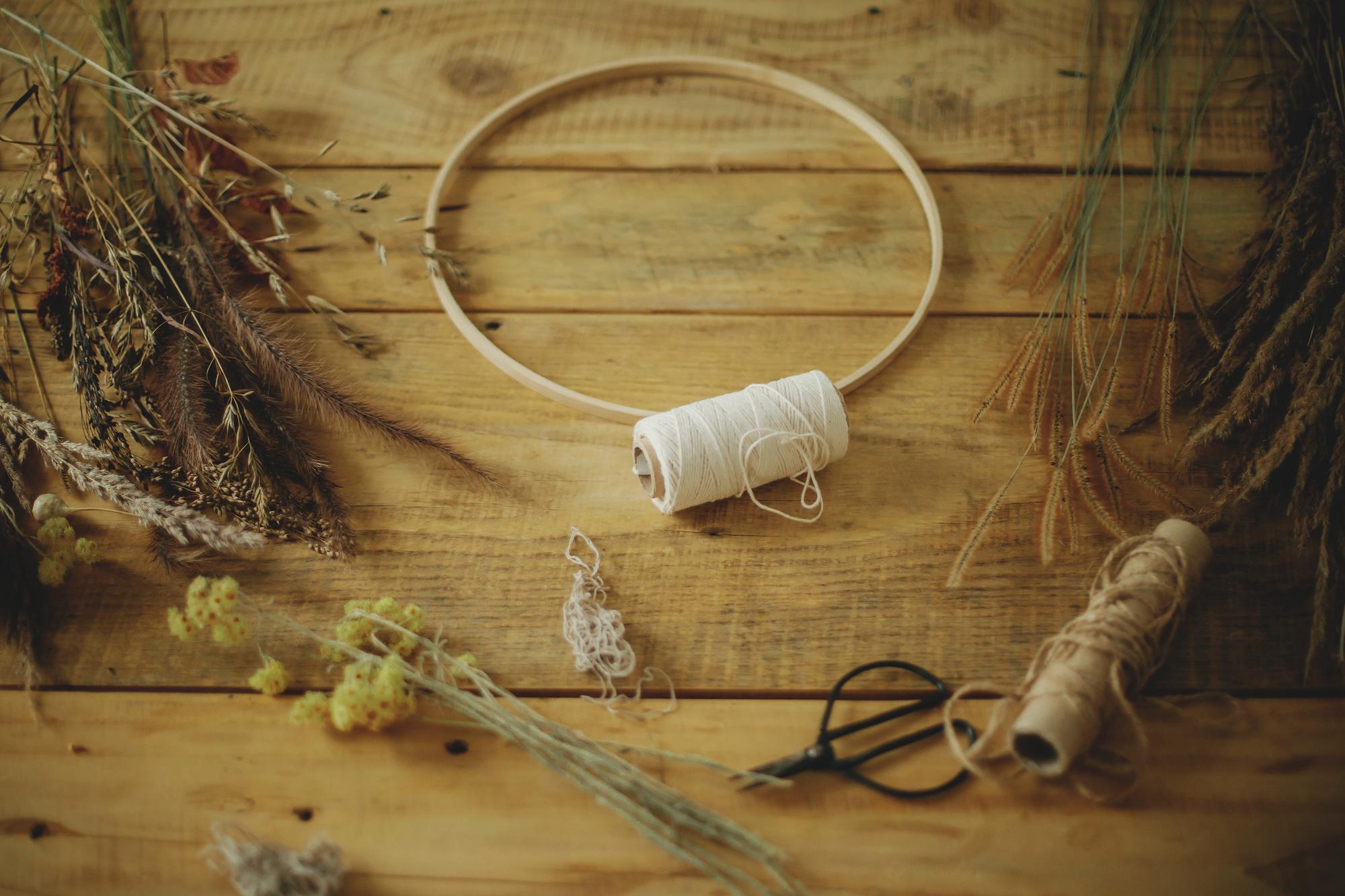atelier table with threads and hoops
